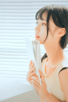 他将红酒慢慢倒入哪里